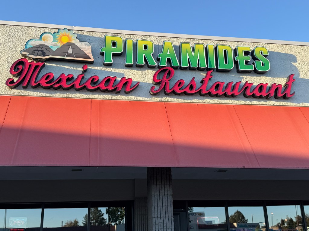 A restaurant sign reading "piramides"