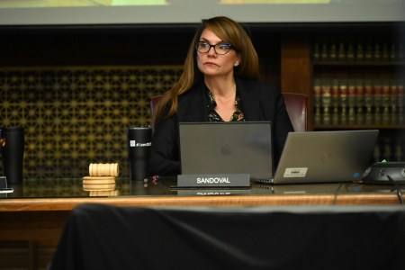 City Council Advances ICE Mask Ban