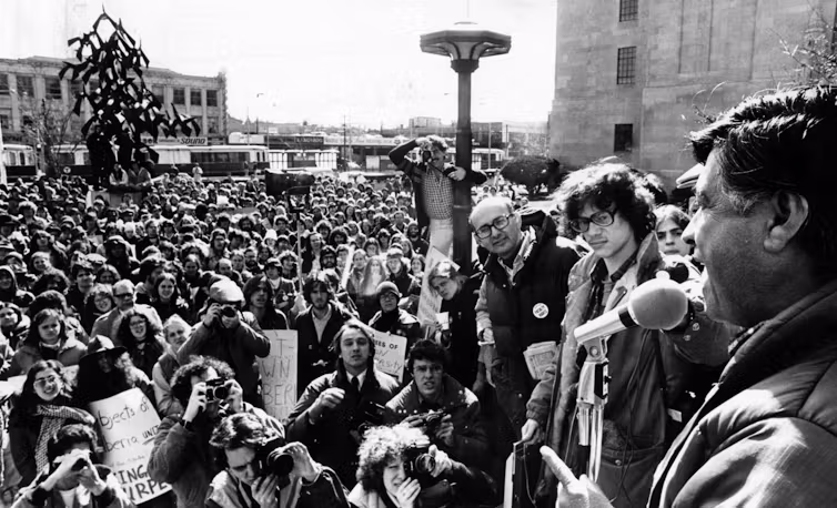 Cesar Chavez talking to crowd of students about farmworkers' rights in 1979.