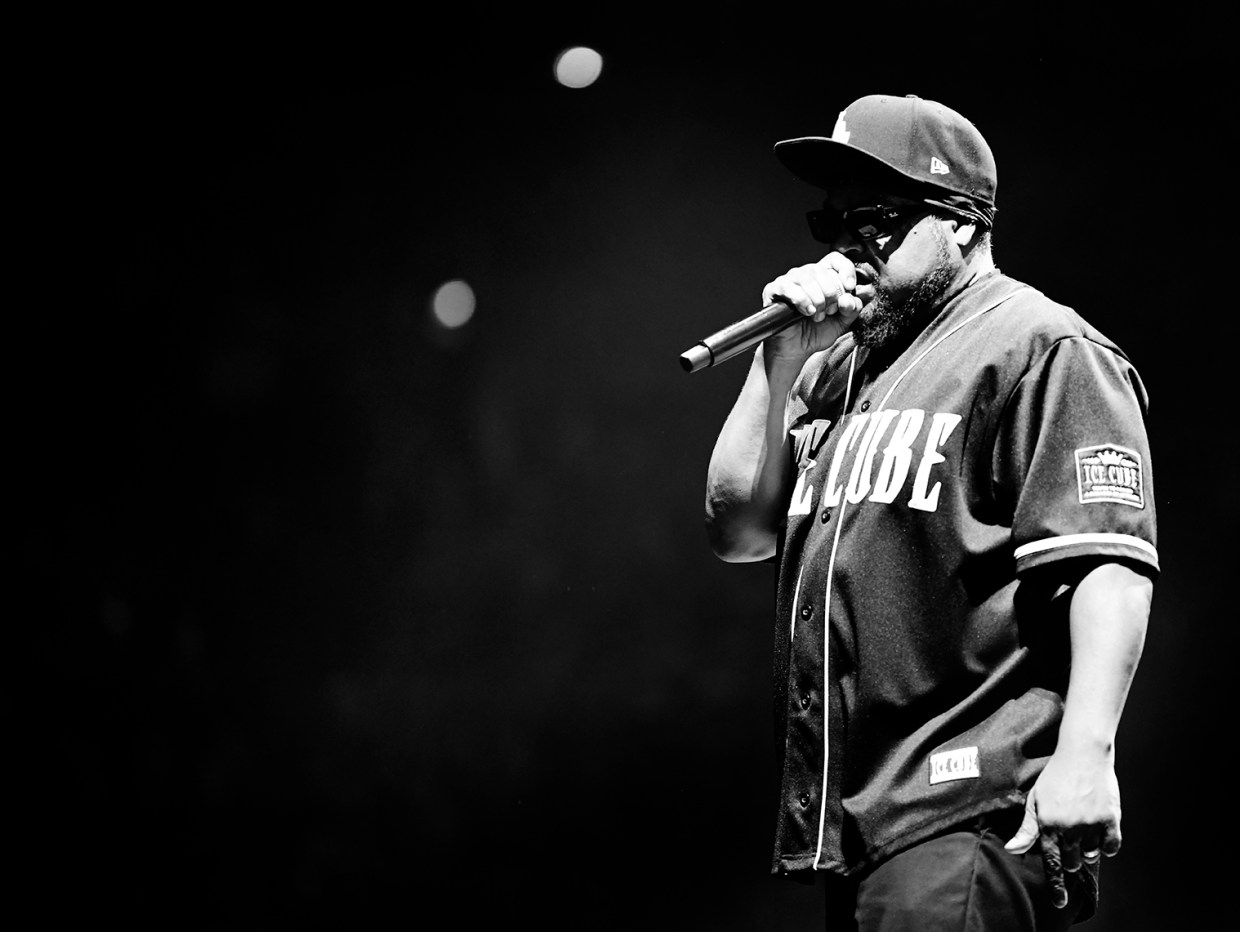 Ice Cube rapping on stage