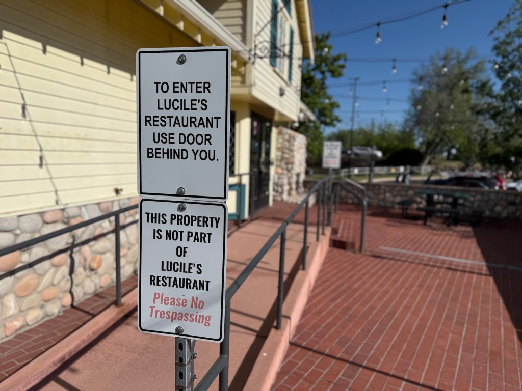 no tresspassing signs