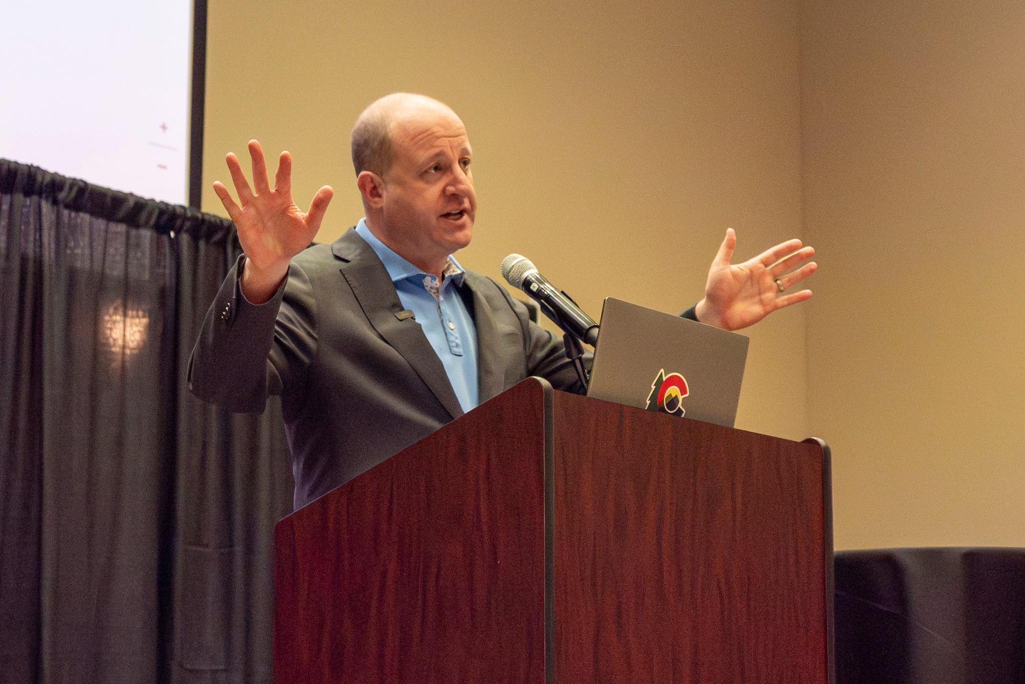 governor waving arms