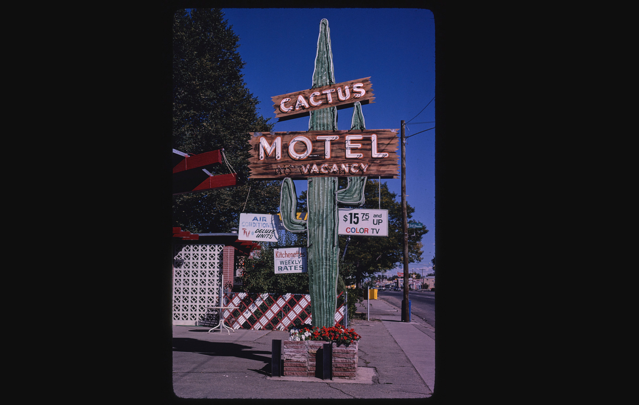 Photo of the Cactus Motel, a closed hotel in Aurora, by John Margolies.