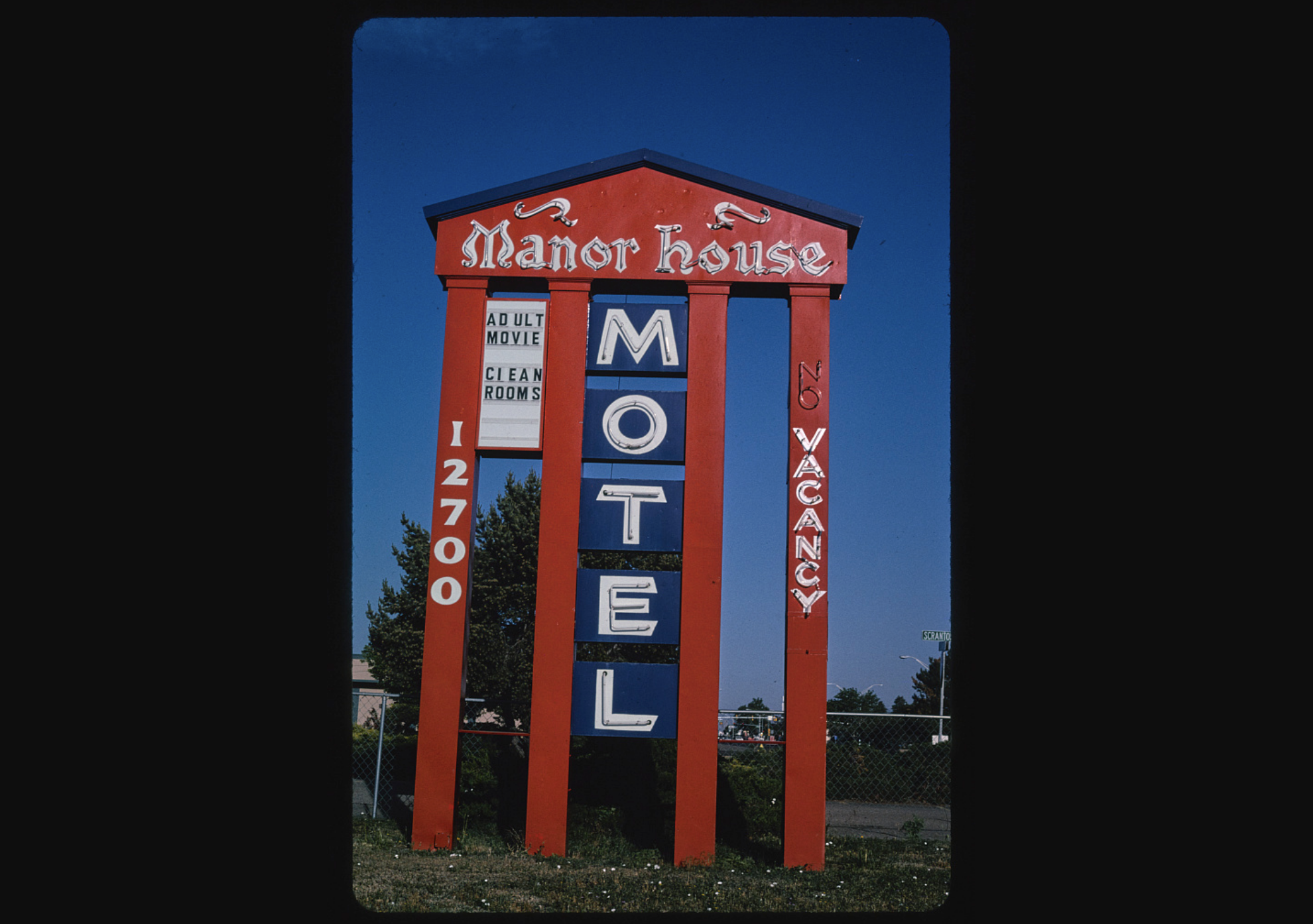 A photo of the welcoming sign at the infamous Manor House Motel, taken by John Margolies in 2004.