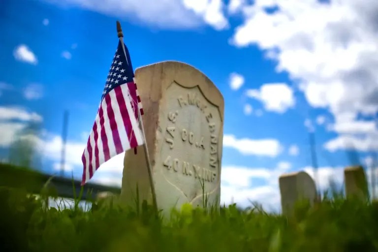 grave with flag