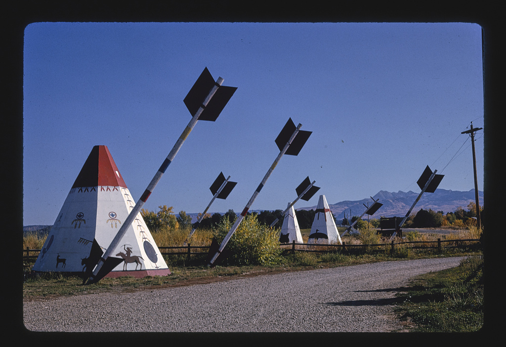 A 1991 photo of the Hogan Indian Arts and Crafts, now operating as the Mud Creek Hogan Trading Post.