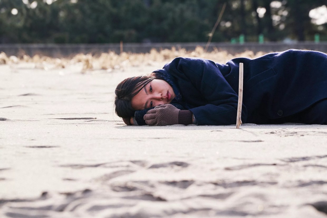 Hong Sang-soo’s <i>On the Beach at Night Alone</i> Lays Bare the Hurt Behind Tabloid Headlines