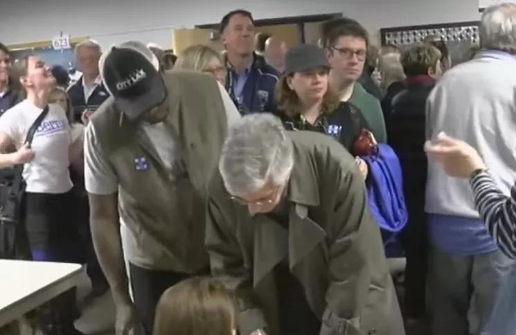 Reader: We Should Scrap Caucuses and Use Open Primaries