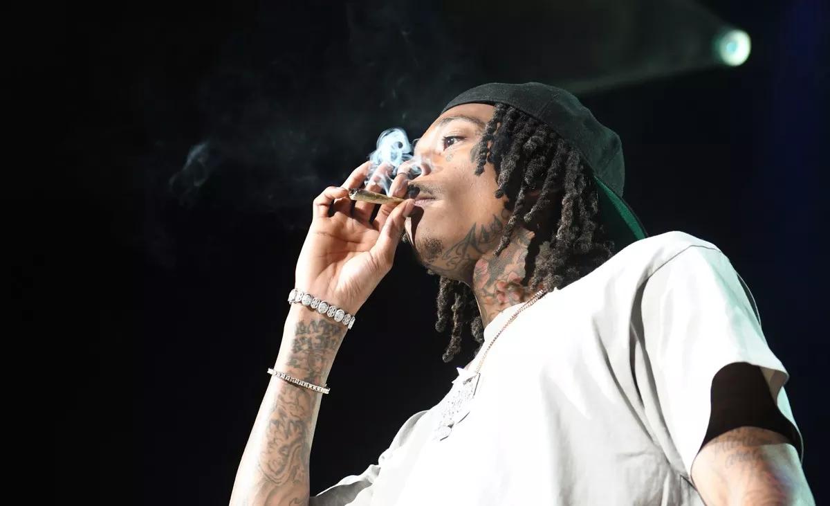 wiz khalifa smoking a joint