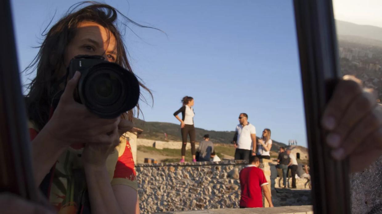 With <i>Cameraperson</i>, Kirsten Johnson Interrogates Documentary Itself