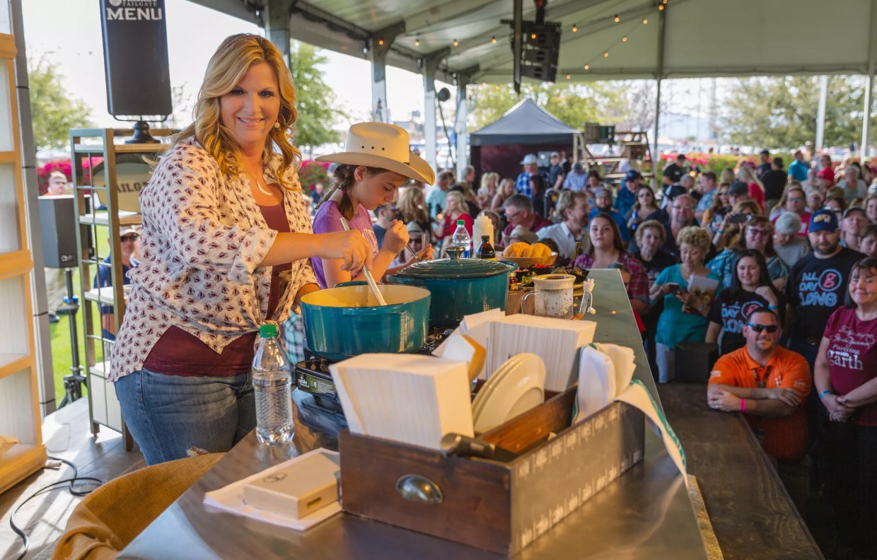 Trisha Yearwood Throws Tailgate Party Outside Garth Brooks Concert