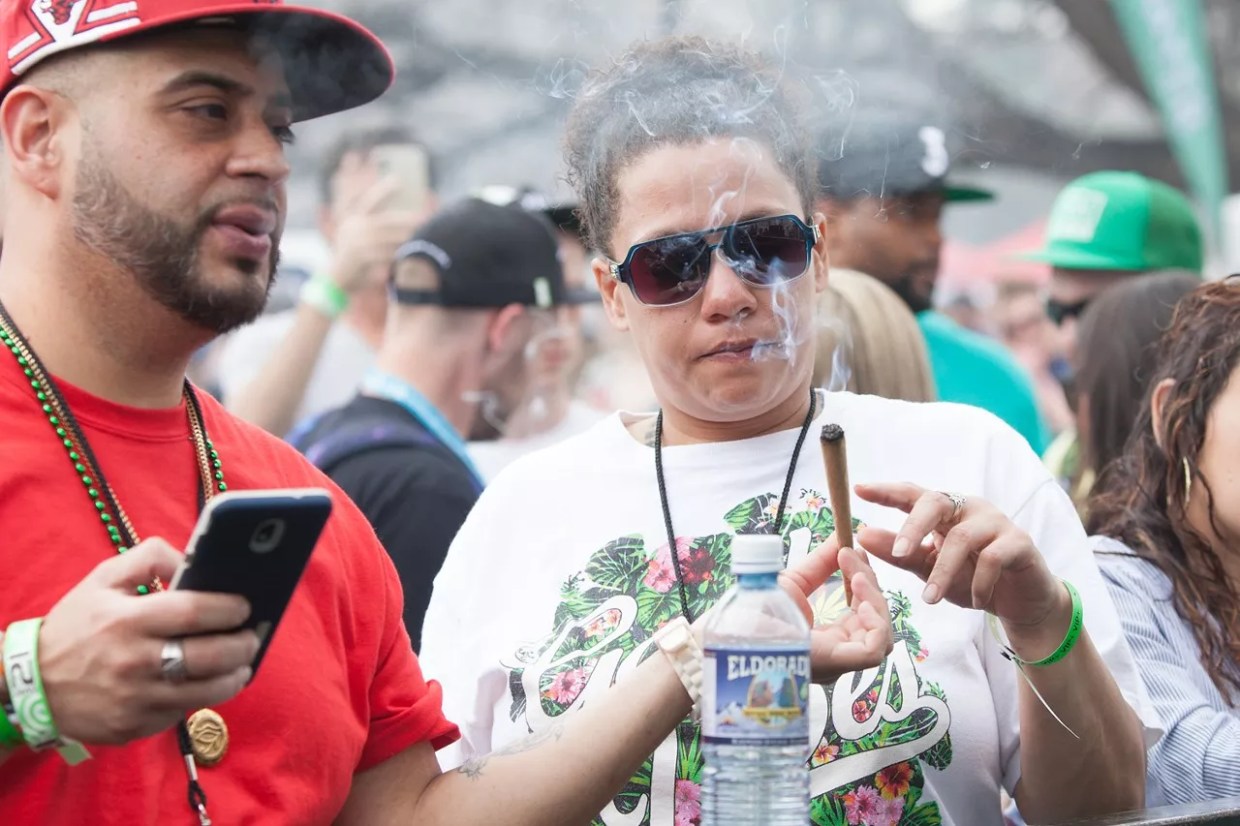 Facebook Groups for Stoners, Growers and Those With the Munchies