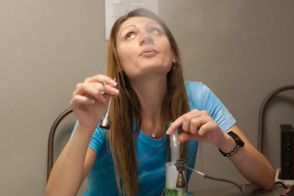 Denver, Colorado Springs Pot Lounges First to Apply for State Licenses