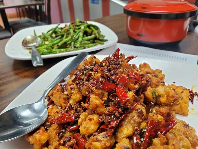 small pieces of fried chicken with chiles