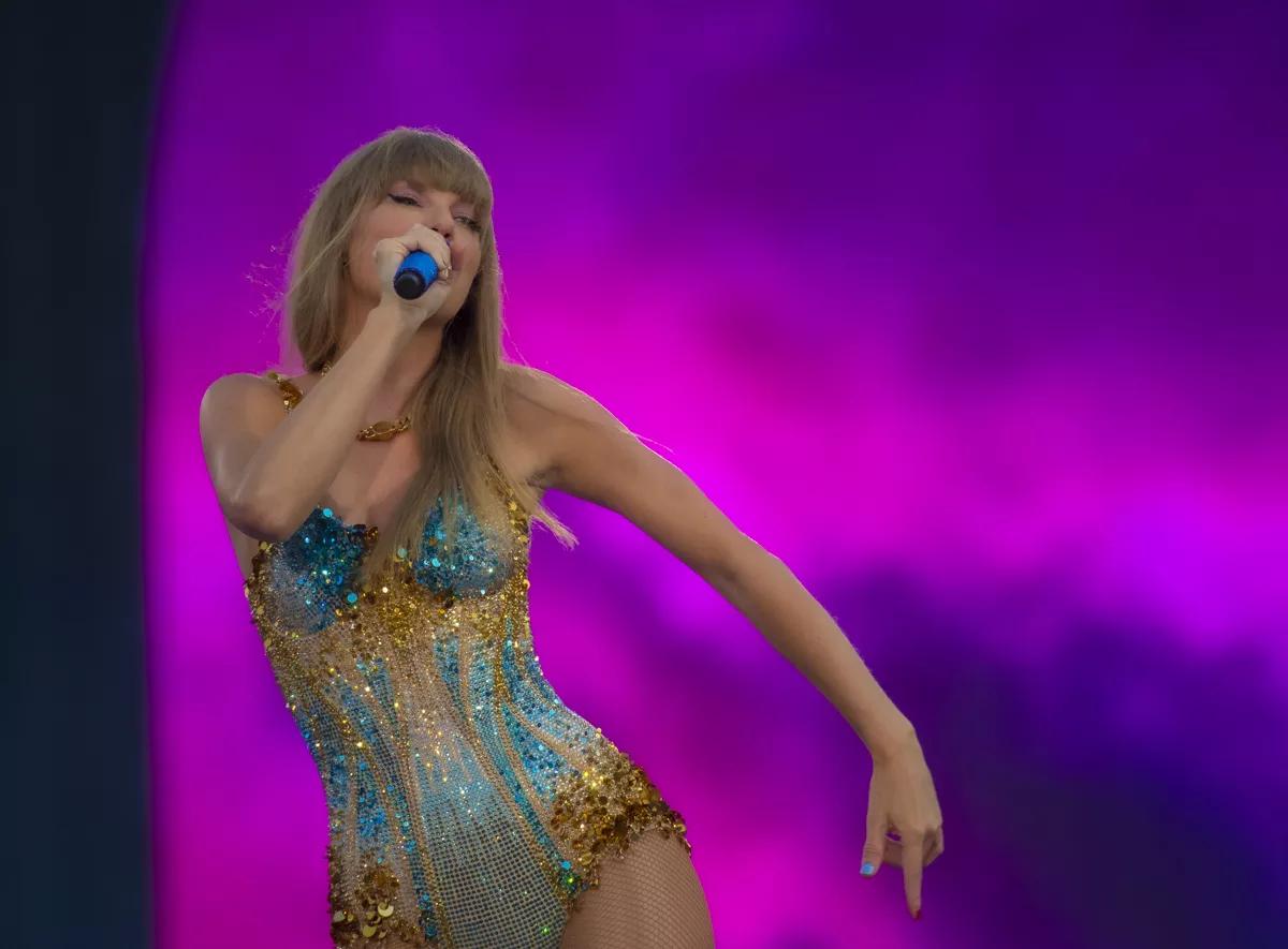 taylor swift performing on her eras tour