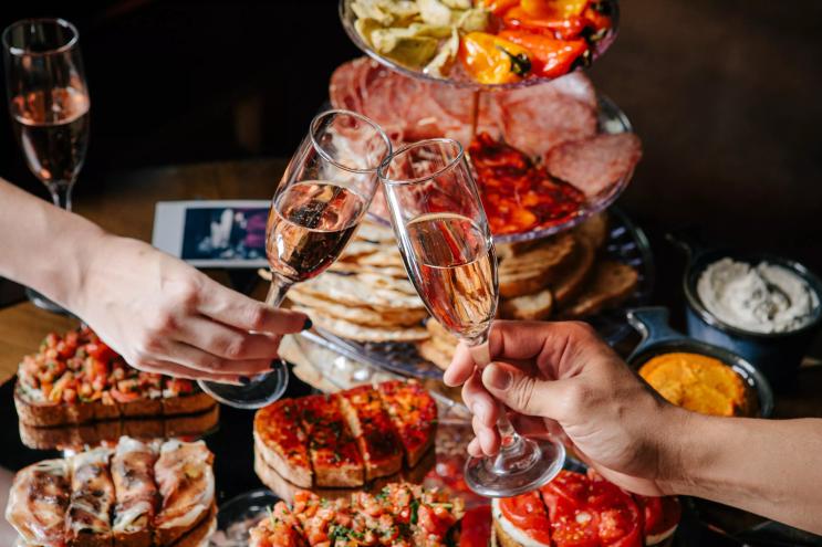 hands holding glasses of champagne