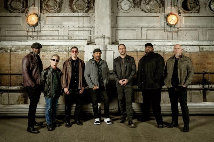 dave matthews band members standing in an alley