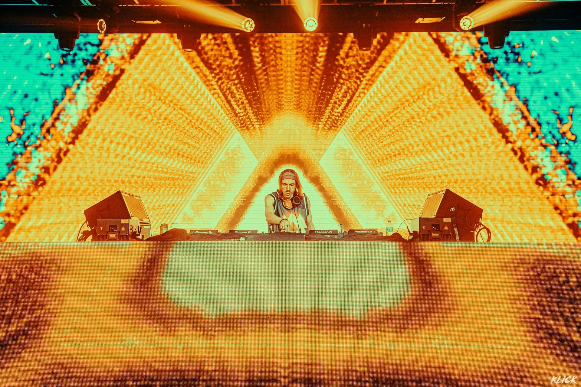 DJ on stage