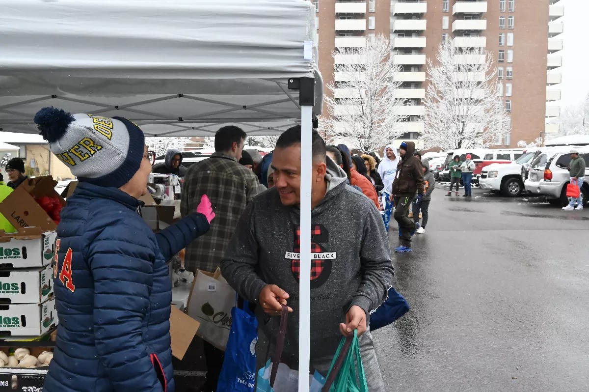 Migrants get food.