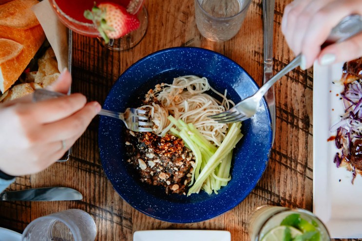 a bowl of noodles with vegetables