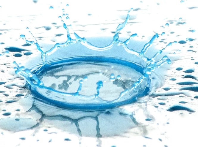 eye drop splashing