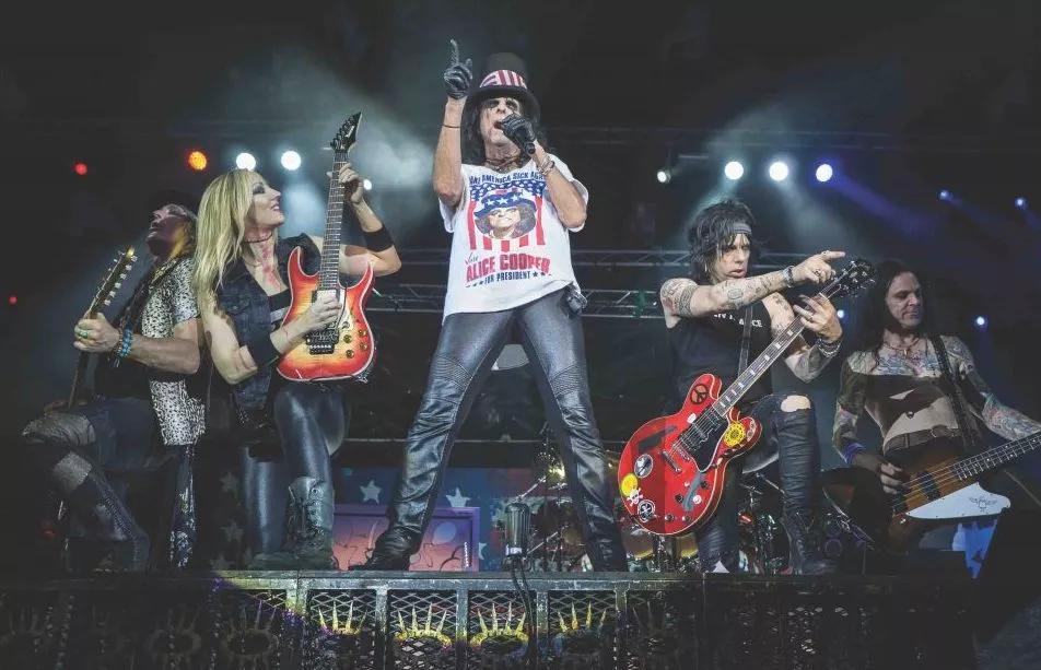alice cooper on stage