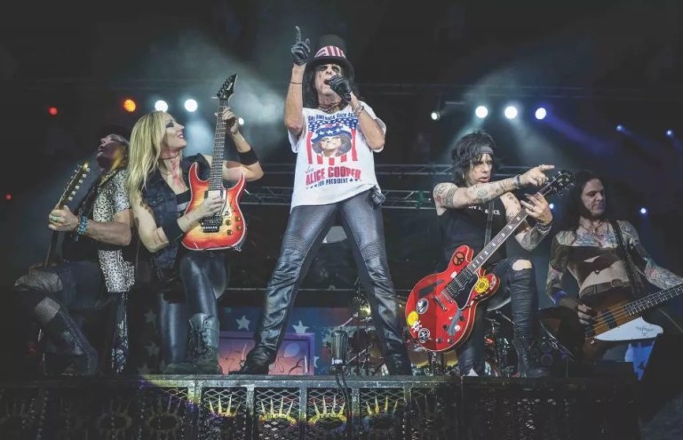 alice cooper on stage