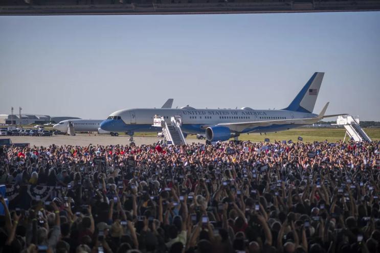 crowd greeting airplaine