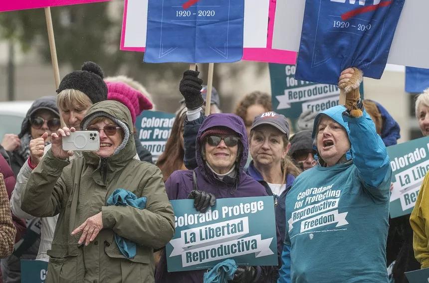 woman rallying for right to abortion