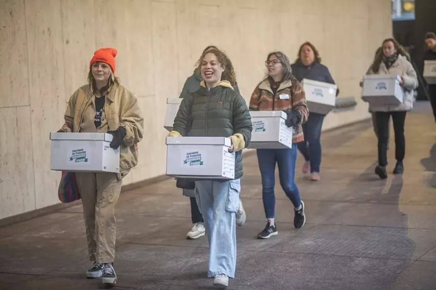 young women delivering eptitions