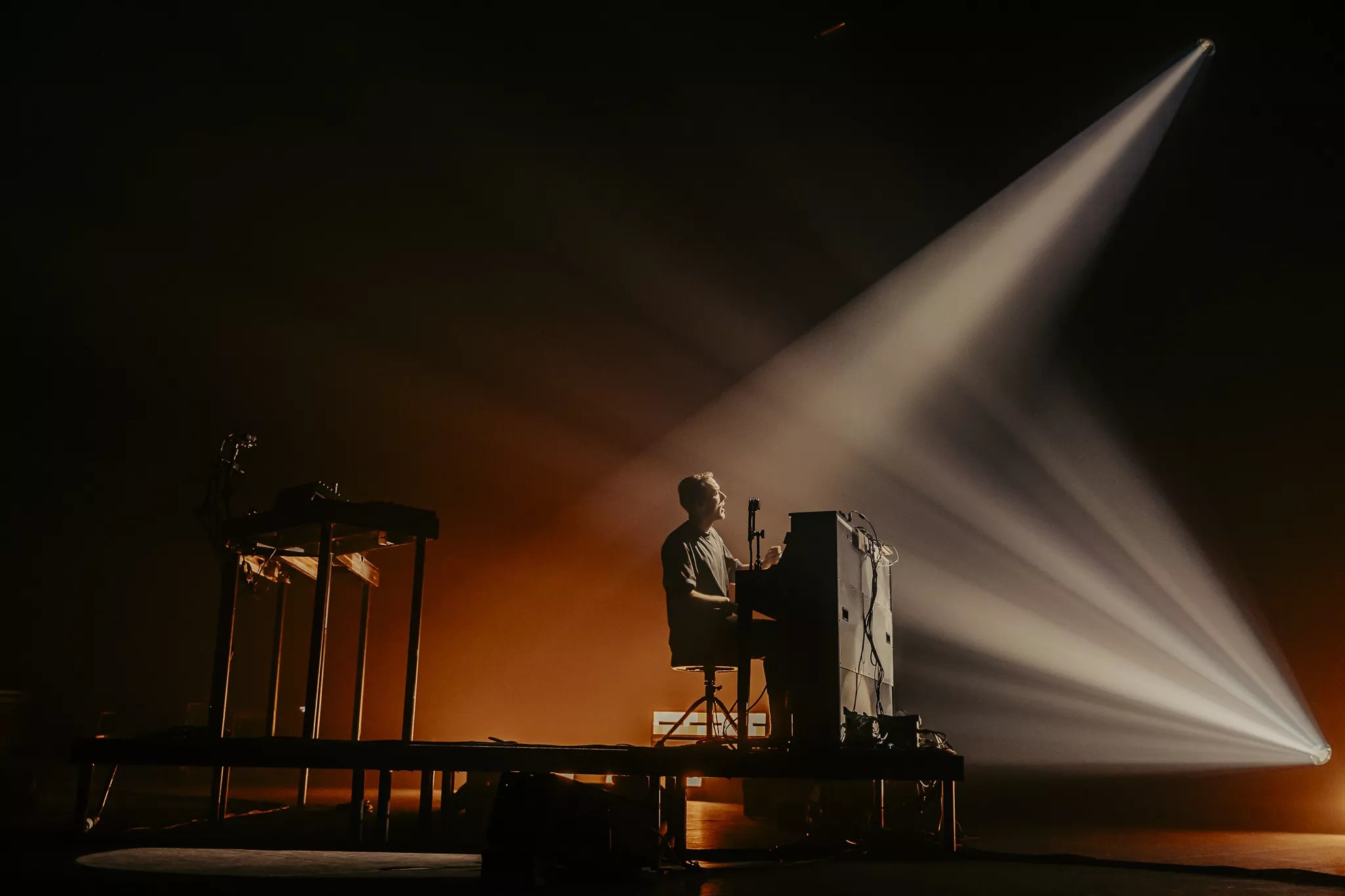 Ben Böhmer performing on a Piano.