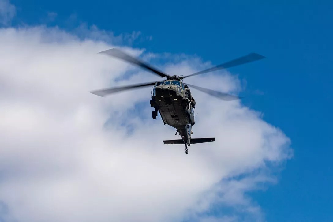 black hawk army helicopter