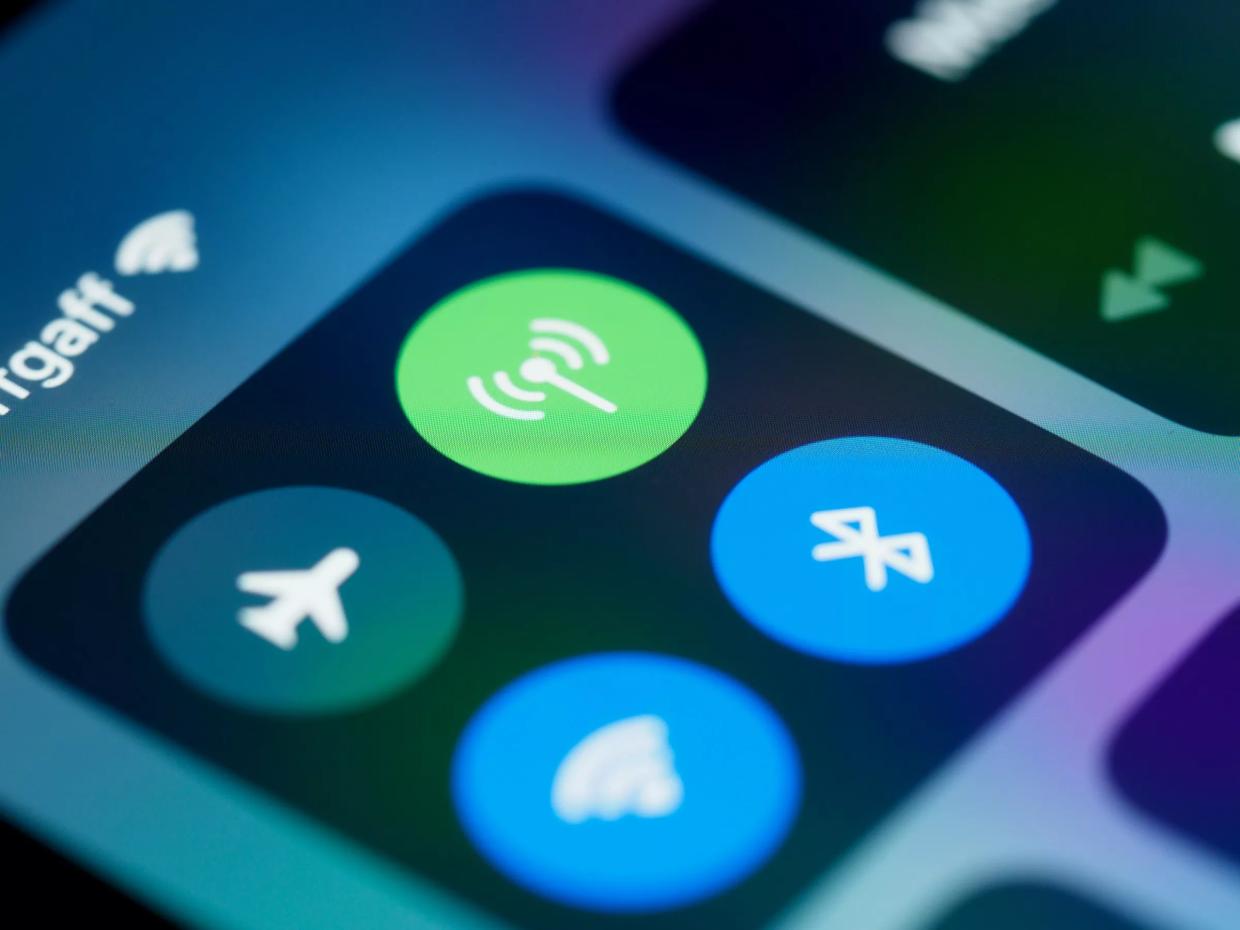 iphone screen with bluetooth and wifi signals