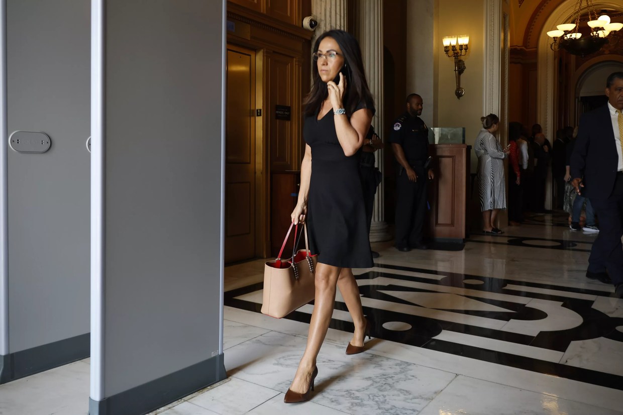 Lauren boebert walks out of capitol building